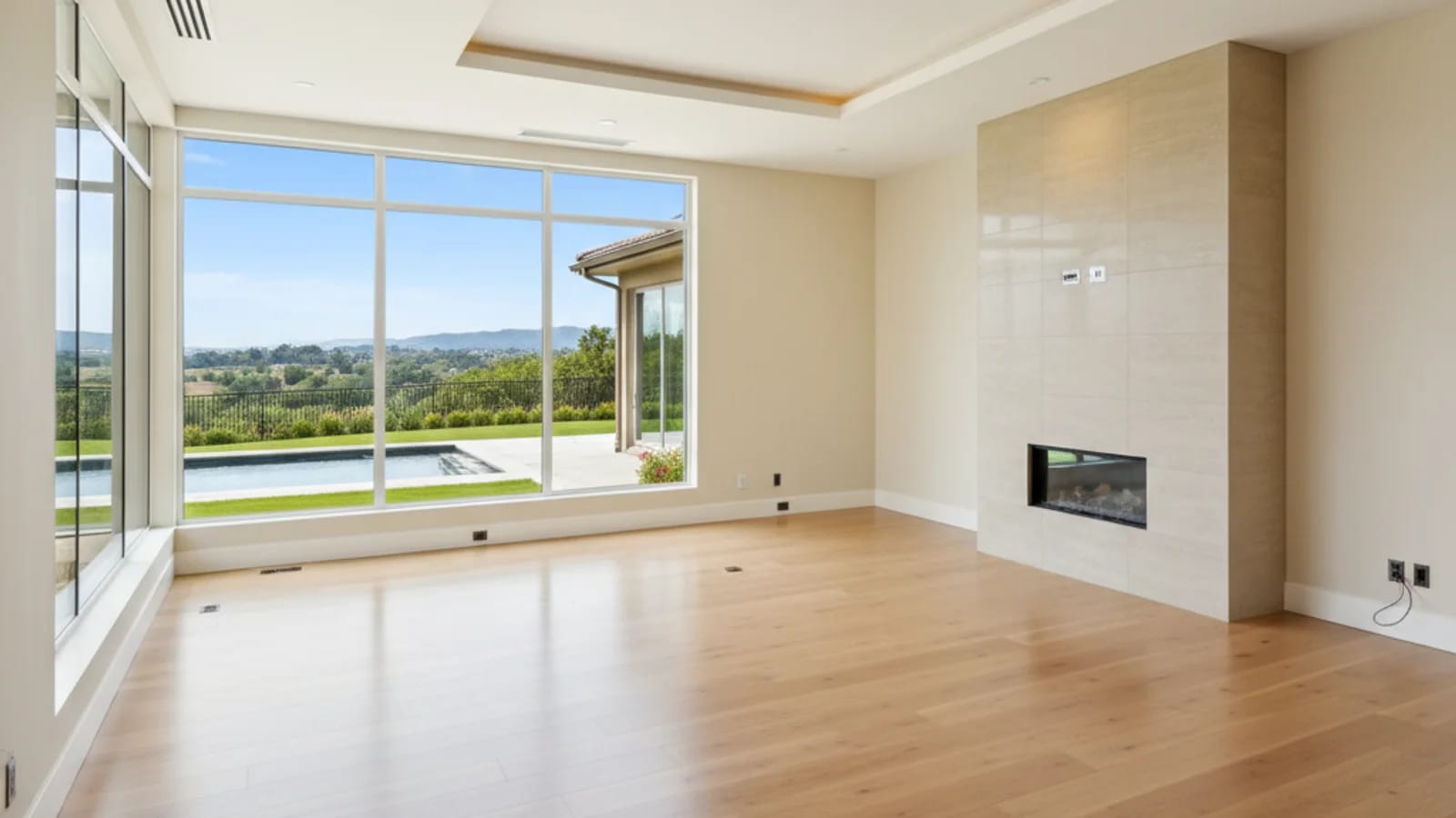 Japanese agent comparing an empty compact apartment image with a staged preview